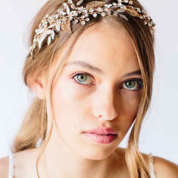 Bridal hairpiece by untamed petals